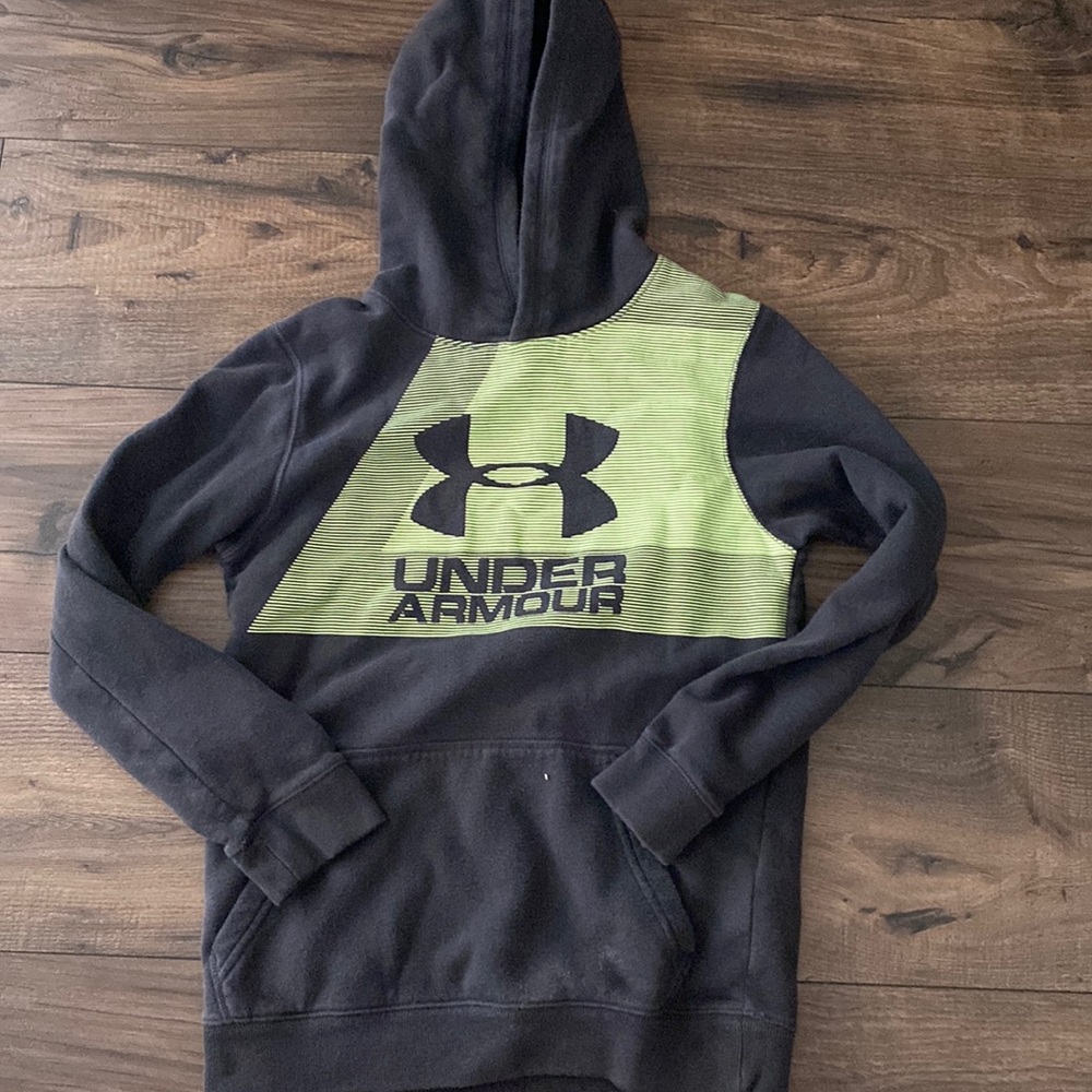 Under Armour hoodie size medium with pockets great condition